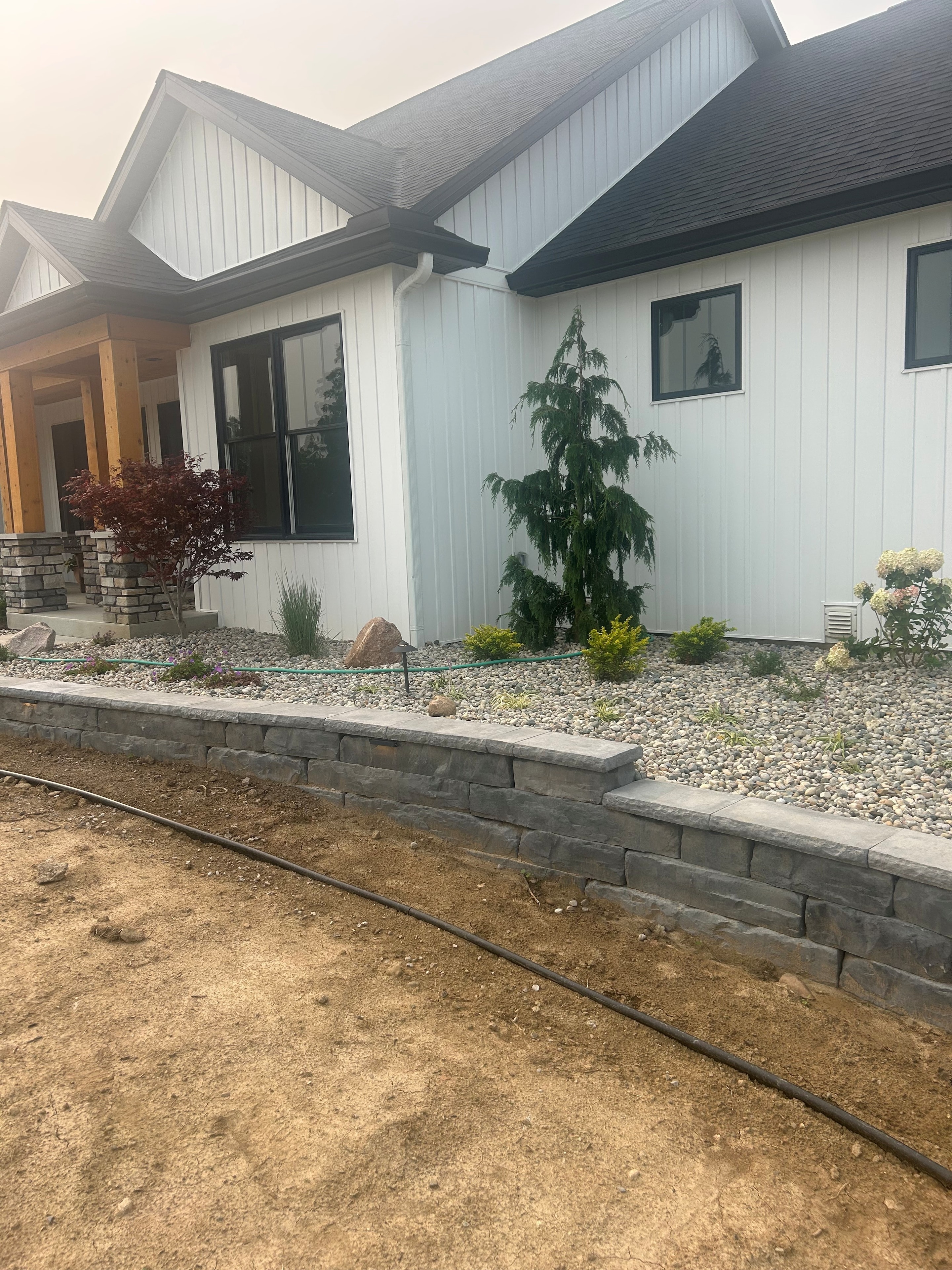Retaining wall landscape backyard